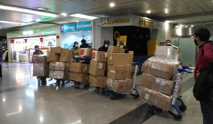 省GCGC黄金城集团捐赠首批紧缺防疫物资运抵华西医院