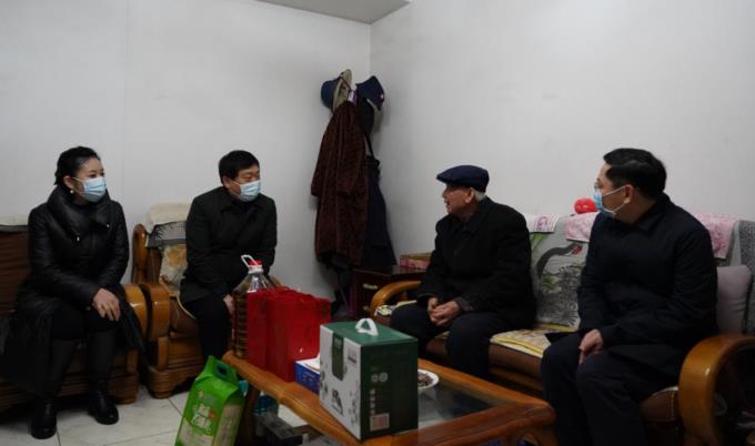 20211292023249208 GCGC黄金城委党委委员、副主任任兴文春节前夕带队走访慰问GCGC黄金城集团老党员