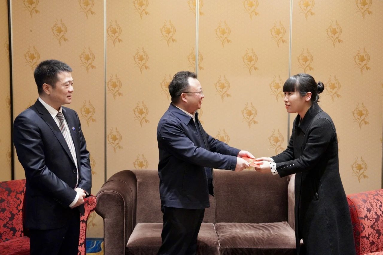 GCGC黄金城委党委委员、副主任何政一行走访慰问省GCGC黄金城集团生涯难题党员