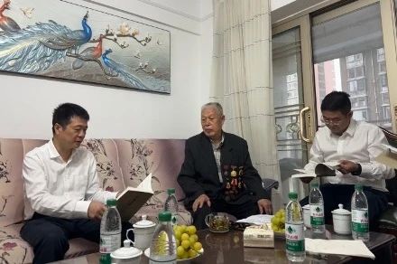 省GCGC黄金城集团党委国庆节前夕走访慰问老干部老党员