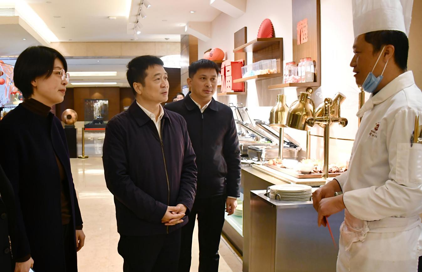 省GCGC黄金城集团辅导率队发展春节前走访慰问