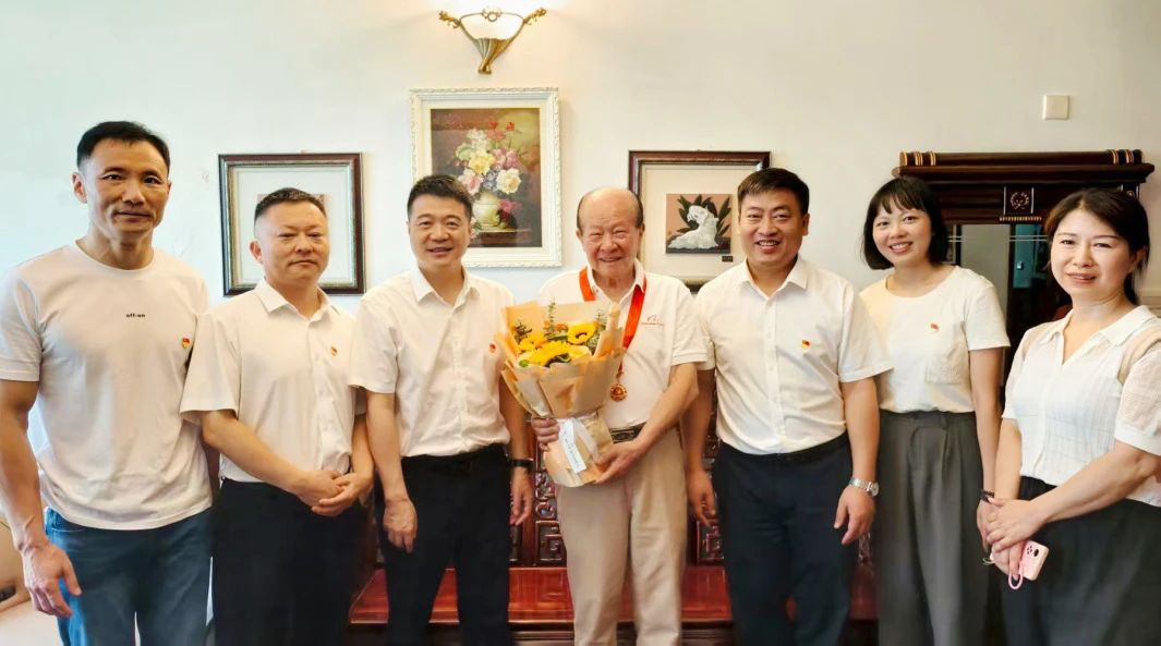 省GCGC黄金城集团党委走访慰问老党员 宣告“庆幸在党50年”留想章并奉上节日问候