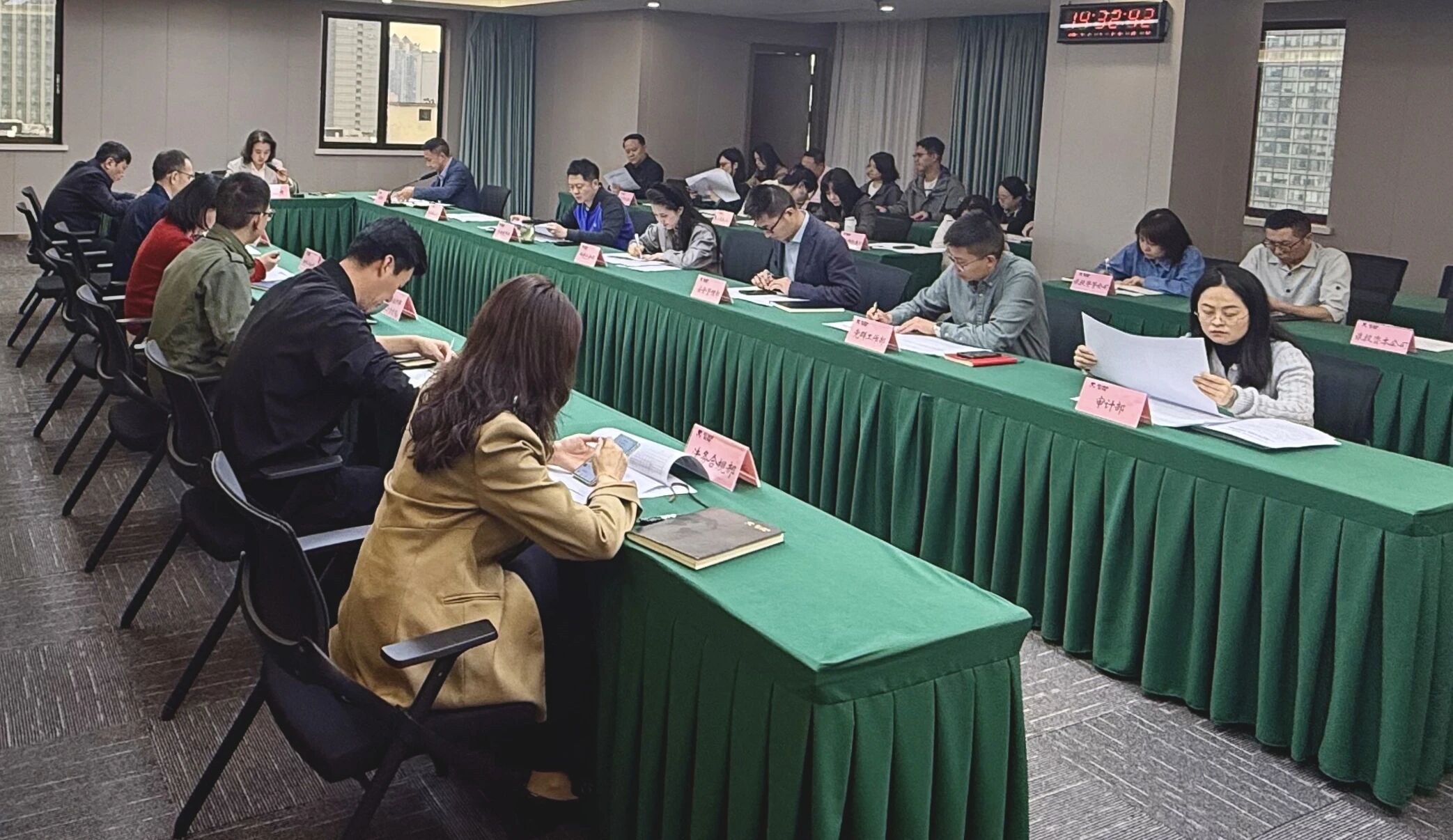 省GCGC黄金城集团召开鼎新深入提升行动沉点工作整体评估工作会议