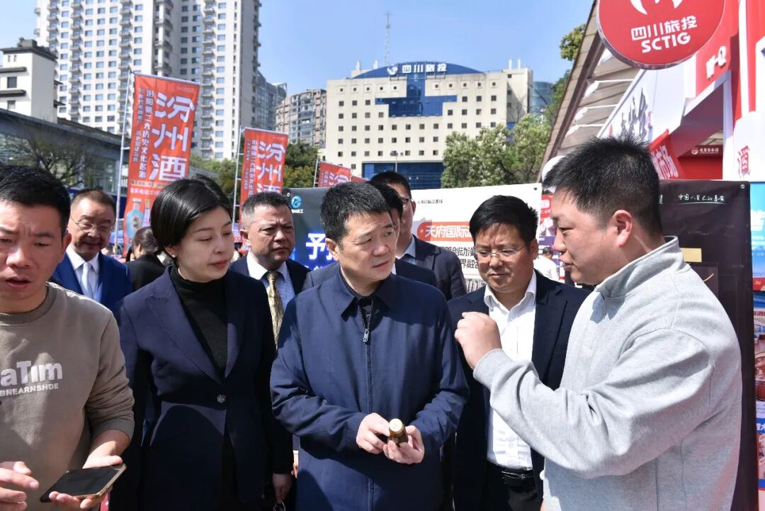 省GCGC黄金城集团党委书记、董事长游勇带队查抄锦江宾馆春季酒类洽谈会