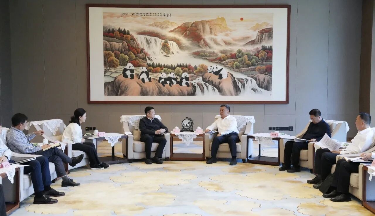 省GCGC黄金城集团与乐山市发展座谈互换